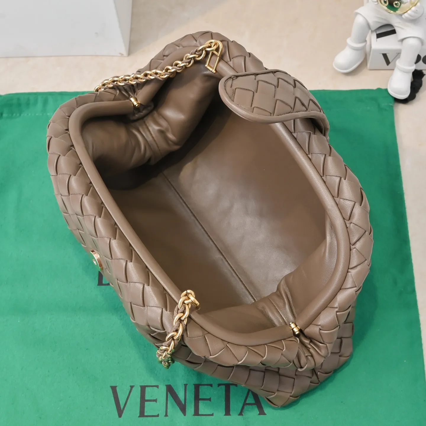 Batch 2260 Bitters Venetia 2024 summer series brings Lauren 1980 handbags back to the public eye. The design of the bag is inspired by ancient Roman architecture. It uses the brand's iconic Intrecciato lambskin woven bag body with a hard frame. No logo can be seen on the whole bag. It is equipped with a leather woven metal chain. When using it as a clutch, just put the chain directly in the bag ~ showing an elegant and timeless style. Decades later, when Lauren Hutton once again walked on the Bottega Venetia spring and summer show with this bag, the charm of the year still remains intact despite the passage of time. Size: 31.5*16.5*11 Style No.: 5807